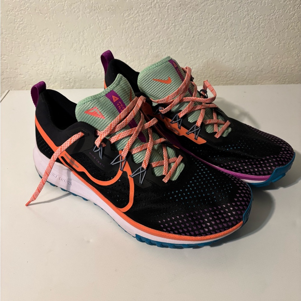 Nike Pegasus Trail in Black and Orange